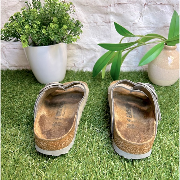 Arizona Big Buckle
Nubuck Leather
Dove Gray women size 36 US 6 - Picture 15 of 16